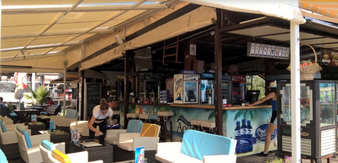 Beach Bar Azzuro, пляжный бар Azzuro в Будве