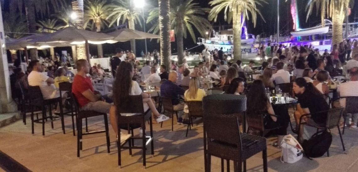 Caffe Apolon, кафе Apolon в Тивате