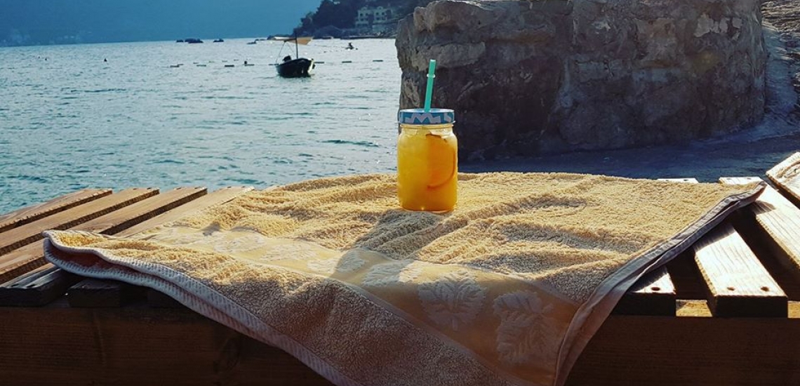 Golden Bay Beach Bar, пляжный бар Golden Bay в Херцег-Нови
