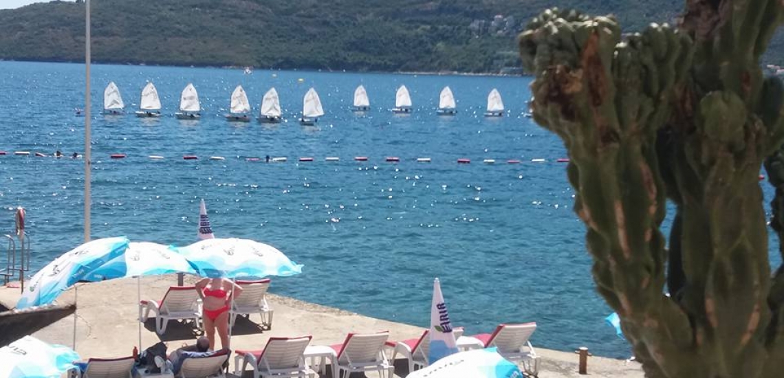 Пляж при ресторане Yachting Club 32 в Херцег-Нови