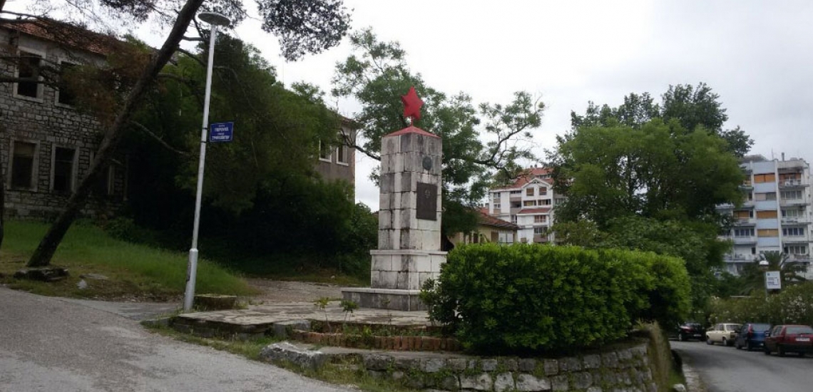 Spomenik i spomen ploča - Palim borcima NOR-a i žrtvama fašističkog terota, памятник жертвам фашистского террора в Тивате